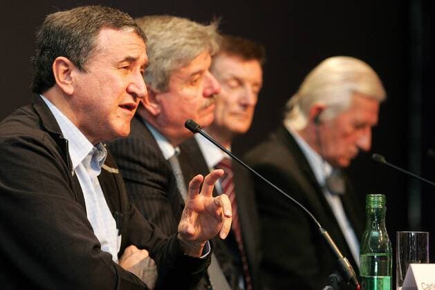 Nationaltrainer Carlos Alberto Parreira (Südafrika, li.) und UEFA Kommunikationsdirektor William Gaillard (2.vli.) während der Konferenz der europäischen Nationaltrainer 2008 -  Fußball Herren 8. UEFA Konferenz der europäischen Nationaltrainer 2008, Tagung, Kongress, Versammlung Gruppe Wien