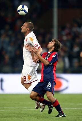 Daniele de Rossi (AS Rom, li.) gegen Andrea Gasbarroni (CFC Genoa) -  Fußball Herren Serie A 2008 2009, 1. Italienische Liga, FC Genua 1893 - AS Rom 3:1 Gruppe Roma Genua Dynamik,