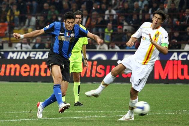 Julio Cruz (Inter Mailand, li.) setzt sich gegen Andrea Zanchetta (Lecce) durch und trifft zum 1:0 -  Fußball Herren Serie A 2008 2009, 1. Italienische Liga, FC Internazionale Mailand - US Lecce 1:0 Gruppe Mailand