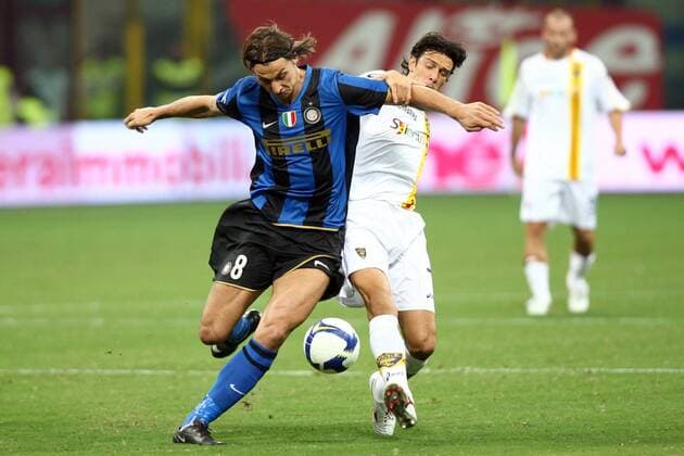 Zlatan Ibrahimovic (Inter Mailand, li.) gegen Andrea Zanchetta (Lecce) -  Fußball Herren Serie A 2008 2009, 1. Italienische Liga, FC Internazionale Mailand - US Lecce 1:0 Gruppe Mailand Dynamik,