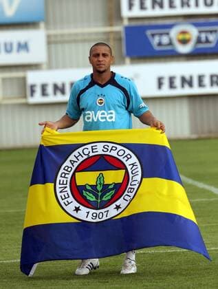 Roberto Carlos (Fenerbahce) präsentiert anlässlich seiner Vertragsverlängerung die Vereinsfahne -  Fußball Herren Süper Lig 2008 2009, 1. Türkische Liga, Fenerbahce SK Istanbul, Fotoshooting Einzelbild Istanbul