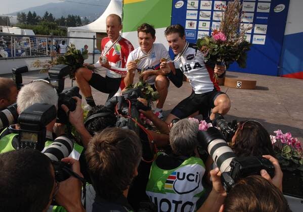 Siegerehrung Einzelzeitfahren bei der WM 2008: Weltmeister Bert Grabsch (Deutschland, Mitte), Svein Tuft (Kanada, li.) und David Zabriskie (USA) Radsport WM Herren WM 2008, Rad, Straße, Straßenradsport, Zeitfahren, Einzelzeitfahren Totale Varese Freude,