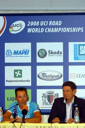 Erik Zabel (Deutschland, li.) gibt neben Teammanager Gerry van Gerwen (Niederlande beide Milram) am Rande der WM 2008 seinen Rücktritt zum Ende dieser Saison bekannt -  Radsport Herren WM 2008, Straßenradsport, Straße, Rad, Rücktritt, Karriereende, Karriere Ende Gruppe o0 premiumd Varese