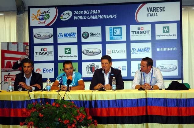 Erik Zabel (Deutschland, 2.v.li.) gibt neben Teammanager Gerry van Gerwen (Niederlande beide Milram, 2.v.re.) am Rande der WM 2008 seinen Rücktritt zum Ende dieser Saison bekannt -  Radsport Herren WM 2008, Straßenradsport, Straße, Rad, Rücktritt, Karriereende, Karriere Ende Gruppe o0 premiumd Varese