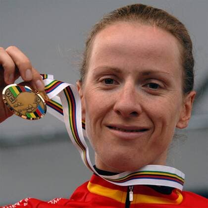 Judith Arndt (Deutschland) präsentiert stolz ihre Bronzemedaille nach dem Straßenrennen bei der WM 2008 in Varese Radsport WM Damen WM 2008, Straßenradsport, Straße, Rad Porträt Varese Begeisterung, Freude,