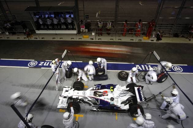Robert Kubica (Polen BMW Sauber) - Boxenstopp, Kimi Räikkönen (Finnland Ferrari) huscht vorbei Motorsport Grand Prix Herren Großer Preis von Singapur 2008, Formel 1 Weltmeisterschaft, F1, F, GP, WM, Gruppe Singapur