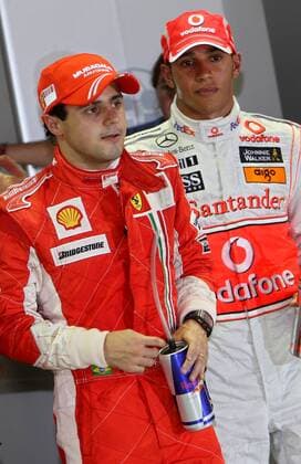 Felipe Massa (Brasilien Ferrari, li.) neben Kontrahent Lewis Hamilton (England McLaren Mercedes) -  Motorsport Grand Prix Herren Großer Preis von Singapur 2008, Formel 1 Weltmeisterschaft, F1, F, GP, WM, Gruppe Singapur