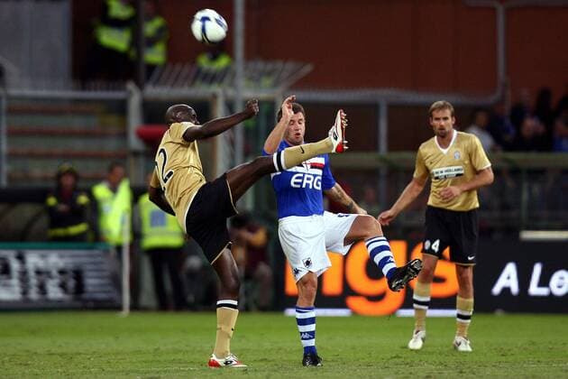 Mohamed Sissoko (Juventus Turin, li.) gegen Antonio Cassano (Sampdoria Genua) -  Fußball Herren Serie A 2008 2009, 1. Italienische Liga, Sampdoria Genua - Juventus Turin 0:0, Juve Gruppe Genua Dynamik,