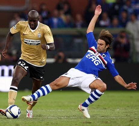 Mohamed Sissoko (Juventus Turin, li.) gegen Paolo Sammarco (Sampdoria Genua) -  Fußball Herren Serie A 2008 2009, 1. Italienische Liga, Sampdoria Genua - Juventus Turin 0:0, Juve Gruppe Genua Dynamik,