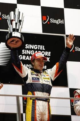 Fernando Alonso (Spanien Renault) freut sich über seinen Sieg beim GP von Singapur 2008 Motorsport Grand Prix Herren Großer Preis von Singapur 2008, Formel 1 Weltmeisterschaft, F1, F, GP, WM Einzelbild Freude,