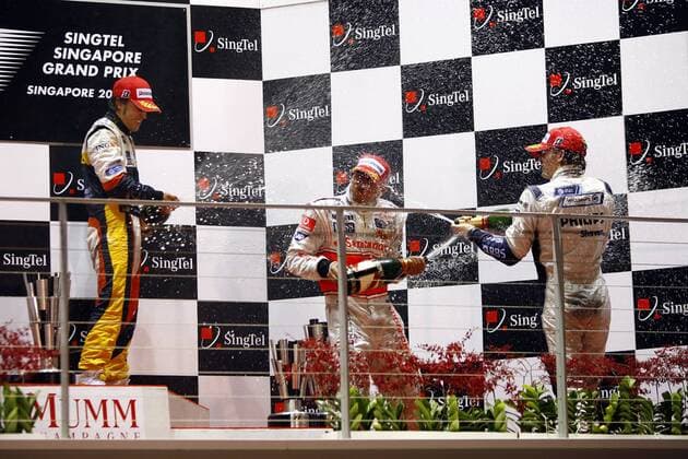 Fernando Alonso (Spanien Renault, li.) gewinnt Nico Rosberg (Deutschland Williams, re.) und Lewis Hamilton (England McLaren Mercedes) den GP von Singapur 2008 -  Motorsport Grand Prix Herren Großer Preis von Singapur 2008, Formel 1 Weltmeisterschaft, F1, F, GP, WM Gruppe Singapur Freude,