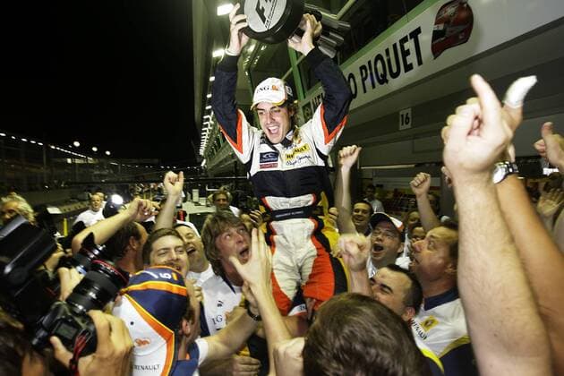 Fernando Alonso (Spanien Renault) feiert den Sieg beim GP von Singapur 2008, dem ersten Nachtrennen der Formel 1 -  Motorsport Grand Prix Herren Großer Preis von Singapur 2008, Formel 1 Weltmeisterschaft, F1, F, GP, WM, Gruppe Freude, Begeisterung,