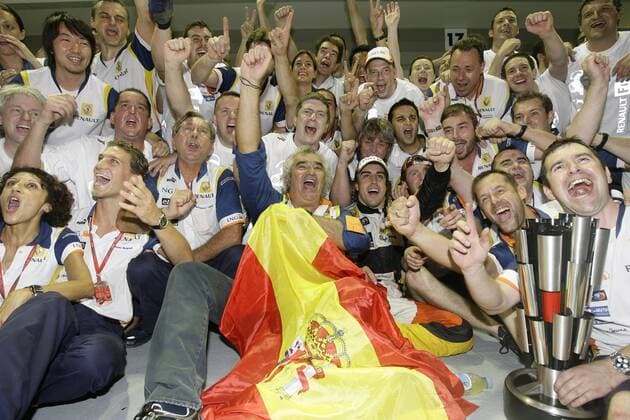 Renault feiert den Sieg beim GP von Singapur 2008, in der Mitte Teamchef Flavio Briatore (Italien, li.) und Fernando Alonso (Spanien) -  Motorsport Grand Prix Herren Großer Preis von Singapur 2008, Formel 1 Weltmeisterschaft, F1, F, GP, WM, Totale Glück, Freude, Begeisterung,