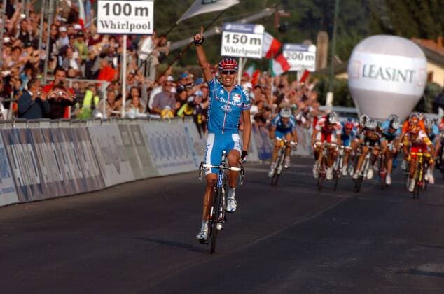 Alessandro Ballan (Italien) wird Rad Weltmeister 2008 -  Radsport WM Herren WM 2008, Rad, Straße, Straßenradsport, Nationaltrikot Einzelbild Varese Freude,