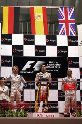 Siegerehrung GP von Singapur 2008, v.li.: Nico Rosberg (Deutschland Williams), Sieger Fernando Alonso (Spanien Renault) und Lewis Hamilton (England McLaren Mercedes) -  Motorsport Grand Prix Herren Großer Preis von Singapur 2008, Formel 1 Weltmeisterschaft, F1, F, GP, WM, Gruppe Singapur