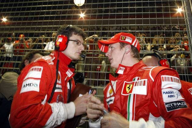 Kimi Räikkönen (Finnland, re.) im Gespräch mit Renningenieur Chris Dyer (Australien beide Ferrari) Motorsport Grand Prix Herren Großer Preis von Singapur 2008, Formel 1 Weltmeisterschaft, F1, F, GP, WM Gruppe Singapur
