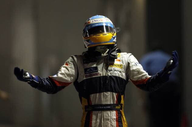 Fernando Alonso (Spanien Renault) gewinnt den GP von Singapur 2008 Motorsport Grand Prix Herren Großer Preis von Singapur 2008, Formel 1 Weltmeisterschaft, F1, F, GP, WM Einzelbild Singapur Freude,