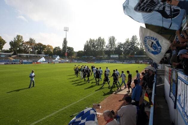 Einmarsch Chemnitzer FC und Hannover 96 II vor leeren Ränge im Chemnitzer Stadion an der Gellertstraße - Aufgrund einer Strafe wegen fremdenfeindlicher Fanäußerungen dürfen nur 1000 Zuschauer das heutige Heimspiel des Chemnitzer FC sehen Fußball Herren Regionalliga Nord 2008, Chemnitzer FC - Hannover 96 II, CFC, A., Amateure, Amat., U23, U 23 Totale Chemnitz