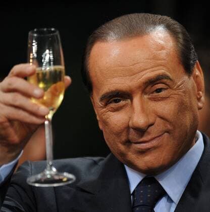 Ministerpräsident Silvio Berlusconi (Italien Eigentümer AC Mailand) gönnt sich an seinem Geburtstag ein Glas Champagner -  Fußball Herren Serie A 2008 2009, 1. Italienische Liga, AC Mailand Milan Porträt Mailand