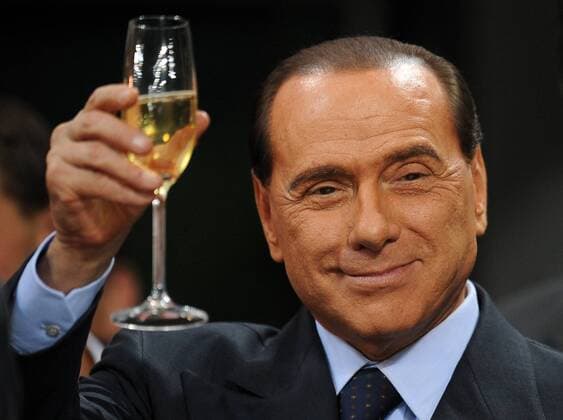 Ministerpräsident Silvio Berlusconi (Italien Eigentümer AC Mailand) gönnt sich an seinem Geburtstag ein Glas Champagner -  Fußball Herren Serie A 2008 2009, 1. Italienische Liga, AC Mailand Milan Porträt Mailand
