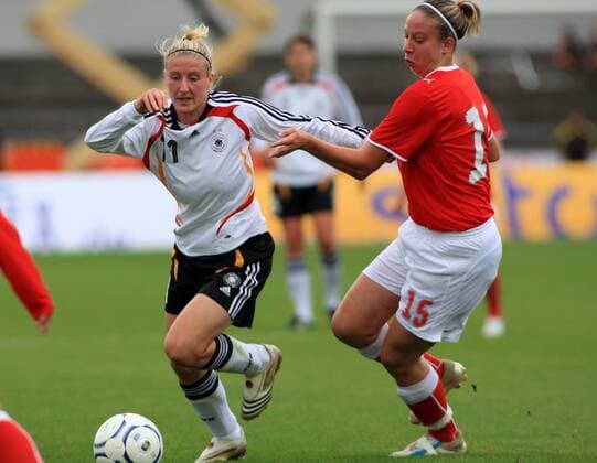 Anja Mittag (Deutschland, li.) gegen Caroline Abbe (Schweiz) Fußball Länderspiel Damen EM Qualifikation 2008, Nationalmannschaft, Nationaltrikot, Gruppe Basel Dynamik, 