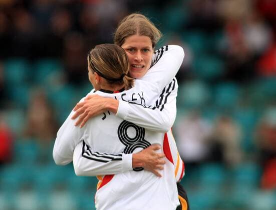 Kerstin Garefrekes (re.) und Sandra Smisek (beide Deutschland) - Torjubel Fußball Länderspiel Damen EM Qualifikation 2008, Nationalmannschaft, Nationaltrikot, Gruppe Basel 