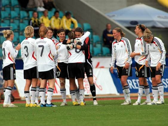 Torfrau Nadine Angerer (Mitte) umarmt Sandra Simsek (beide Deutschland), welche ihr letztes Länderspiel für die deutsche Nationalmannschaft absolviert hat Fußball Länderspiel Damen EM Qualifikation 2008, Nationalmannschaft, Nationaltrikot, Frauen, Frauenfußball Totale Basel 