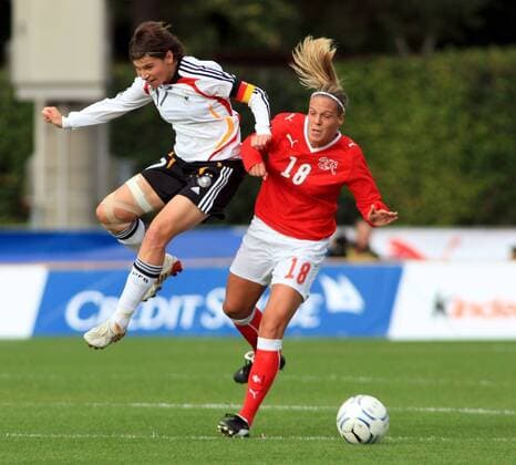 Ariane Hingst (Deutschland, li.) gegen Desiree Grundbacher (Schweiz) Fußball Länderspiel Damen EM Qualifikation 2008, Nationalmannschaft, Nationaltrikot, Frauen, Frauenfußball Gruppe Basel Dynamik, 