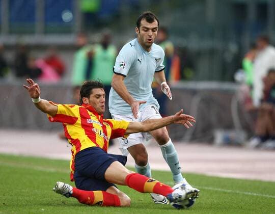 Goran Pandev (Lazio Rom, re.) gegen Tiziano Polenghi (Lecce) -  Fußball Herren Serie A 2008 2009, 1. Italienische Liga, Lazio Rom - US Lecce Gruppe Rom Dynamik,