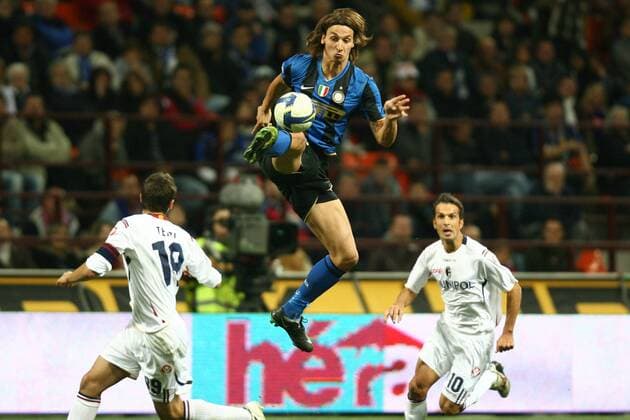 Zlatan Ibrahimovic (Inter Mailand, Mitte) am Ball -  Fußball Herren Serie A 2008 2009, 1. Liga, FC Internazionale Mailand - Bologna FC 2:1, Gruppe Mailand Dynamik, Höhe,