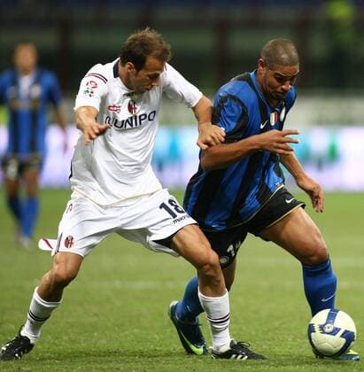Adriano (Inter Mailand, re.) gegen Vangelis Moras (Bologna) -  Fußball Herren Serie A 2008 2009, 1. Liga, FC Internazionale Mailand - Bologna FC Gruppe Mailand Dynamik,