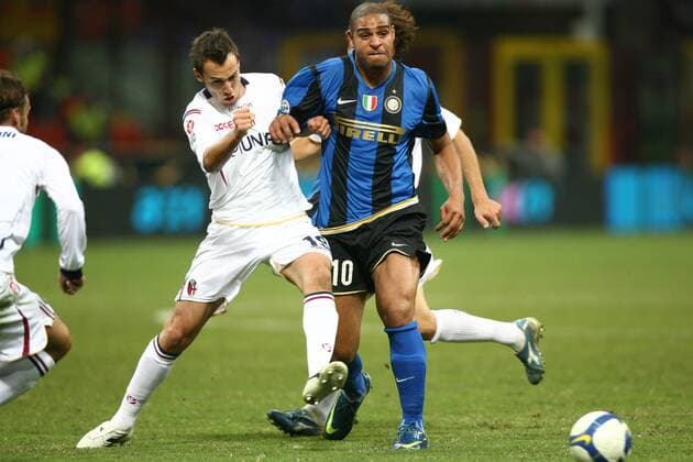 Adriano (Inter Mailand, re.) gegen Claudio Terzi (Bologna) -  Fußball Herren Serie A 2008 2009, 1. Liga, FC Internazionale Mailand - Bologna FC Gruppe Mailand Dynamik,