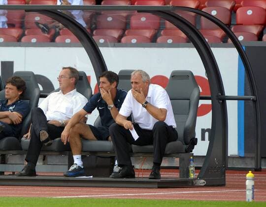 Trainer Bernard Challandes (re.), Co Trainer Andy Ladner (2.v.re.) und Sportchef Fredy Bickel (alle FC Zürich) -  Fußball Herren Super League 2008 2009, 1. Schweizer Liga, FC Zürich Gruppe Zürich
