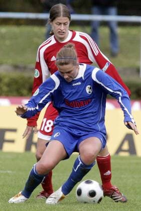 Valeria Kleiner (Freiburg, vorn) gegen Kerstin Garefrekes (FFC Frankfurt) Fußball 1. BL Damen Saison 2008 2009, Frauen, Frauenfußball, 1. FFC Frankfurt - SC Freiburg Gruppe Frankfurt M. Dynamik,