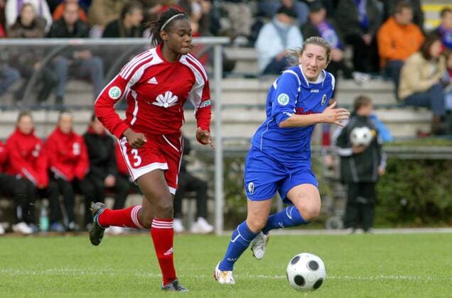 India Trotter (FFC Frankfurt, li.) gegen Jeanne Haag (Freiburg) Fußball 1. BL Damen Saison 2008 2009, Frauen, Frauenfußball, 1. FFC Frankfurt - SC Freiburg Gruppe Frankfurt M. Dynamik,