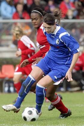 Merza Julevic (Freiburg, re.) gegen India Trotter (FFC Frankfurt) Fußball 1. BL Damen Saison 2008 2009, Frauen, Frauenfußball, 1. FFC Frankfurt - SC Freiburg Gruppe Frankfurt M. Dynamik,