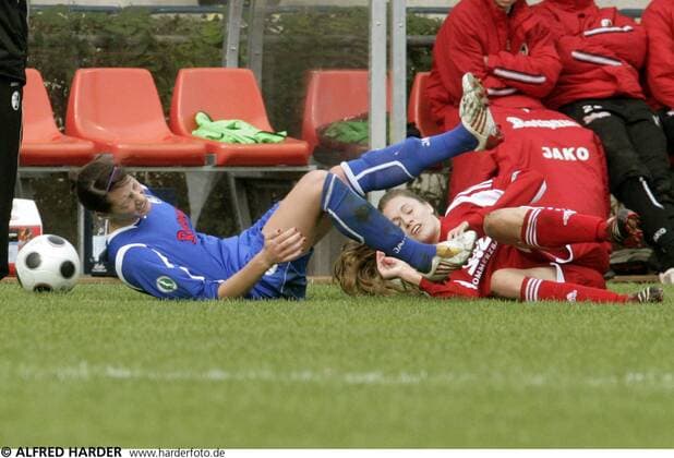 Christina Plessen (FFC Frankfurt, li.) gegen Merza Julevic (Freiburg) Fußball 1. BL Damen Saison 2008 2009, Frauen, Frauenfußball, 1. FFC Frankfurt - SC Freiburg Gruppe Frankfurt M. Dynamik, Kampf,