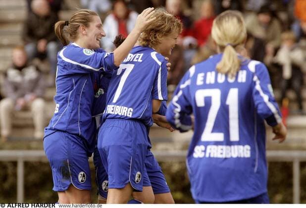 Jeanne Haag (li.) und Susanne Hartel (beide Freiburg) - Torjubel Fußball 1. BL Damen Saison 2008 2009, Frauen, Frauenfußball, SC Freiburg Gruppe Frankfurt M. Freude,