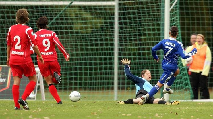 Sabrina Schmutzler (Jena, re.) erzielt das 1:0 gegen Torfrau Kim Kaller (Crailsheim) Fußball 1. BL Damen Saison 2008 2009, Frauen, Frauenfußball, 1. FF USV Jena - TSV Crailsheim 1:0 Gruppe Jena Dynamik,