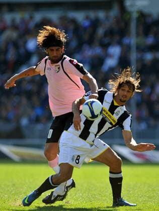 Amauri (Juventus Turin, re.) gegen Morris Carrozzieri (Palermo) -  Fußball Herren Serie A 2008 2009, 1. Italienische Liga, Juventus Turin - US Palermo 1:2, Juve Gruppe Turin Dynamik,