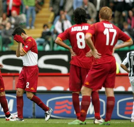 Christian Panucci (AS Rom, li.) geht nach einer gelb roten Karte enttäuscht vom Platz -  Fußball Herren Serie A 2008 2009, 1. Italienische Liga, AS Rom Gruppe Siena Enttäuschung,