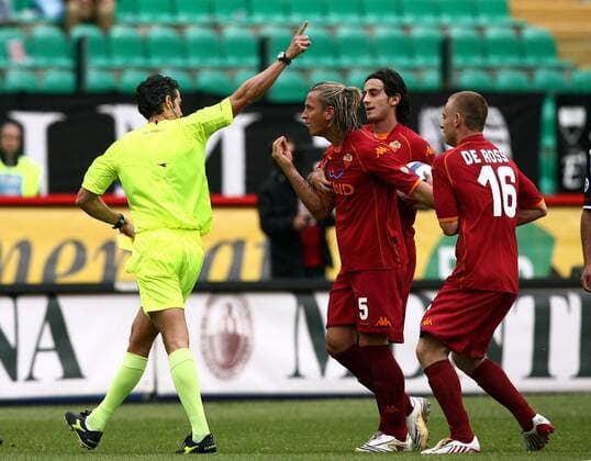 Philippe Mexes (AS Rom, 2.v.li.) reklamiert bei Schiedsrichter Andrea De Marco (Italien) -  Fußball Herren Serie A 2008 2009, 1. Italienische Liga, AS Roma, Roma Gruppe Siena Enttäuschung,