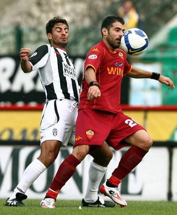Simone Perrotta (AS Rom, re.) gegen Simone Vergassola (Siena) -  Fußball Herren Serie A 2008 2009, 1. Italienische Liga, AC Siena - AS Rom 1:0, Roma Gruppe Siena Dynamik,