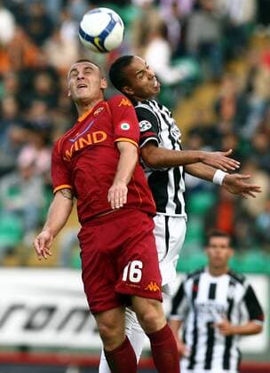 Daniele de Rossi (AS Rom, li.) gegen Houssine Kharja (Siena) -  Fußball Herren Serie A 2008 2009, 1. Italienische Liga, AC Siena - AS Rom 1:0, Roma Gruppe Siena Dynamik,