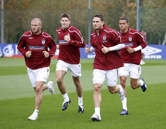 Training England, v. li.: David Beckham, Steven Gerrard, Frank Lampard und Jermaine Jenas - EDITORIAL USE ONLY. No use with unauthorised audio, video, data, fixture lists, club league logos or live services. Online in-match use limited to 120 images, no video emulation. No use in betting, games or single club league player publications. Fußball Herren Nationalmannschaft 2008, Training Gruppe Dynamik,