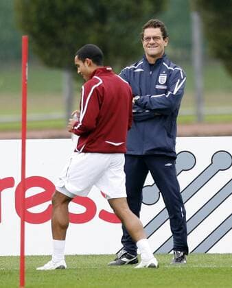 Nationaltrainer Fabio Capello und Theo Walcott (beide England) - EDITORIAL USE ONLY. No use with unauthorised audio, video, data, fixture lists, club league logos or live services. Online in-match use limited to 120 images, no video emulation. No use in betting, games or single club league player publications. Fußball Herren Nationalmannschaft 2008, Training Gruppe