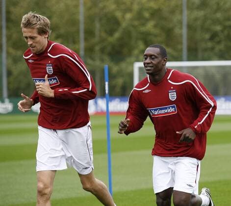 Peter Crouch (li.) und Emile Heskey (beide England) - EDITORIAL USE ONLY. No use with unauthorised audio, video, data, fixture lists, club league logos or live services. Online in-match use limited to 120 images, no video emulation. No use in betting, games or single club league player publications. Fußball Herren Nationalmannschaft 2008, Training Gruppe Dynamik,