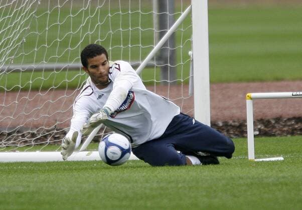 Torwart David James (England) hält - EDITORIAL USE ONLY. No use with unauthorised audio, video, data, fixture lists, club league logos or live services. Online in-match use limited to 120 images, no video emulation. No use in betting, games or single club league player publications. Fußball Herren Nationalmannschaft 2008, Training Einzelbild Dynamik, Abwehr,