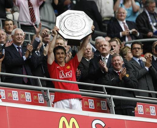 Manchester United gewinnt den Community Shield 2008 - Gary Neville (li.) und Trainer Sir Alex Ferguson jubeln - EDITORIAL USE ONLY. No use with unauthorised audio, video, data, fixture lists, club league logos or live services. Online in-match use limited to 120 images, no video emulation. No use in betting, games or single club league player publications. Fußball Herren Community Shield 2008, Supercup, English Premier League, 1. Englische Liga, Manchester United, ManU Gruppe London Freude,