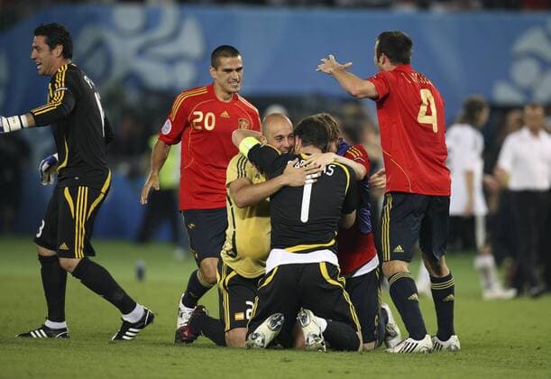 Spanien ist Europameister 2008, v.li.: Torwart Andres Palop, Juanito, Torwart Jose Manuel Reina, Torwart Iker Casillas und Carlos Marchena Fußball EM Herren Euro 2008, Länderspiel, Finale, Nationalmannschaft, Nationaltrikot, Gruppe Wien Freude,